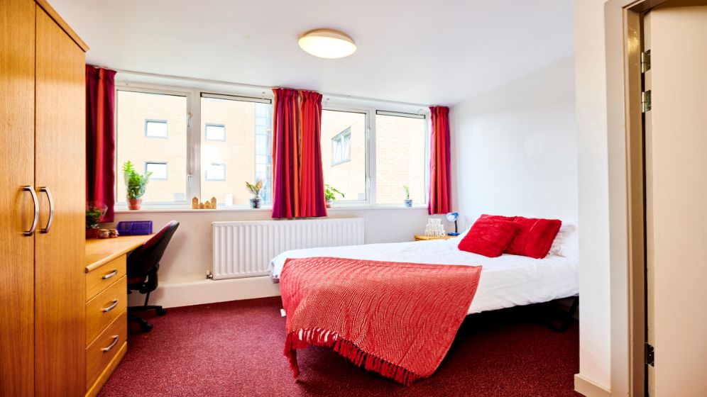 Castle Leazes en suite bedroom